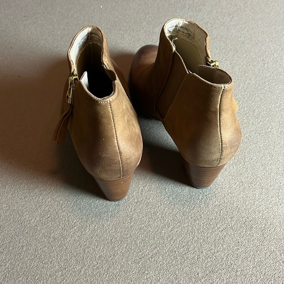 VIONIC Sterling Saddle/Carmel Brown Booties Leather/ Suede Ankle Boots Size 7.5 - Picture 3 of 9